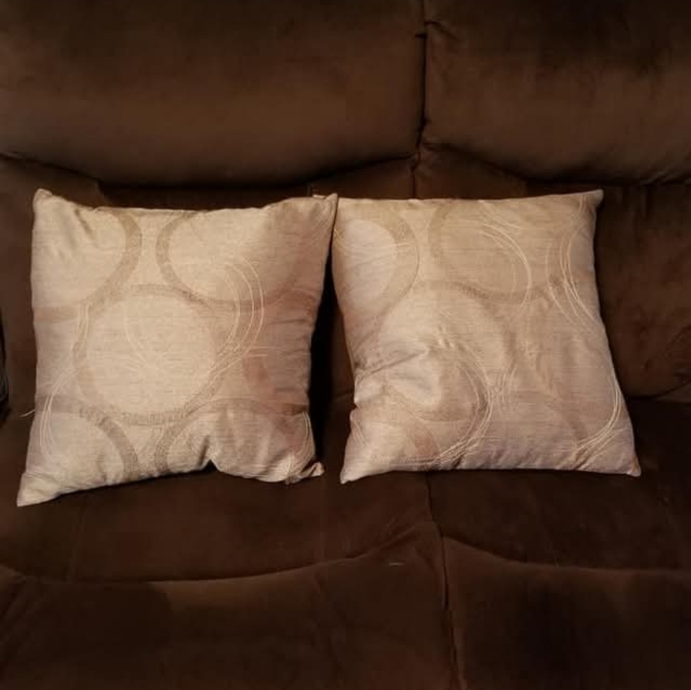 Set Of 2 Throw Pillows Tan & Brown Circle Pattern Excellent Condition